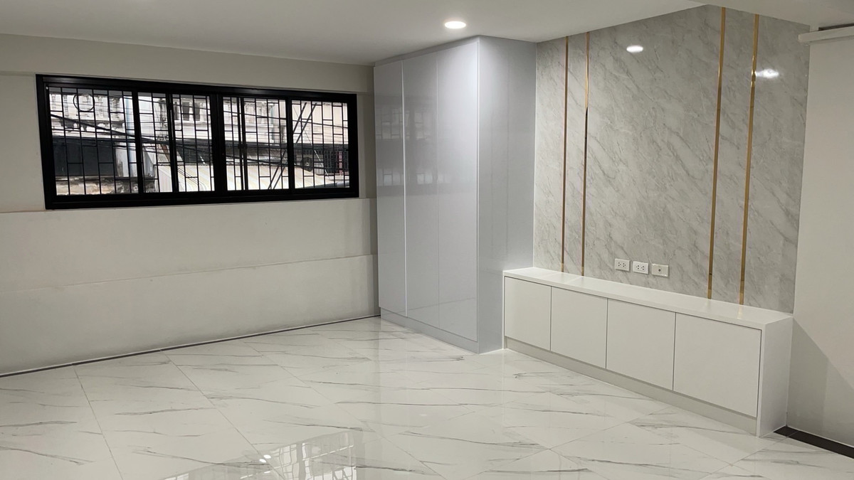 ให้เช่าทาวน์โฮมปิ่นเกล้า จรัญสนิทวงศ์ : บ้านสวยให้เช่าอาคารพาณิชย์ / โฮมออฟฟิศ 4.5 ชั้น
📍 ซอยบรมราชชนนี 53 ตลิ่งชัน
💰 ราคา 30,000 บาท / เดือน