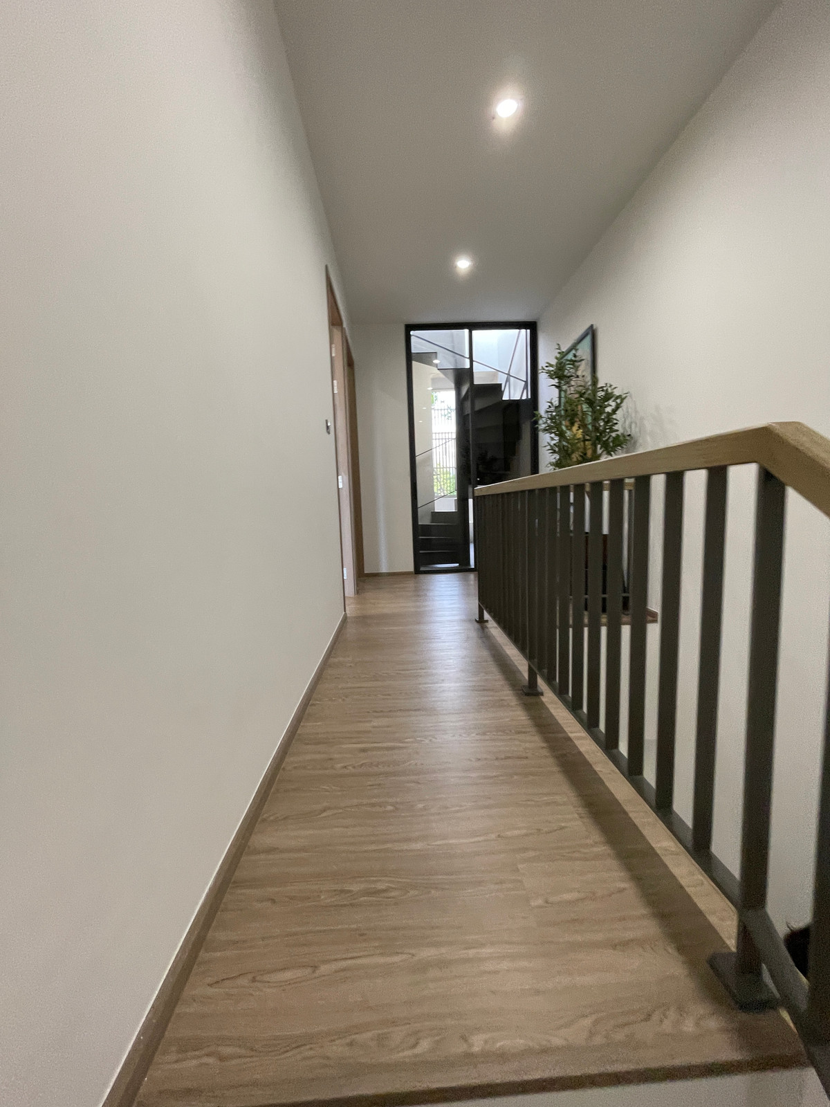 ขายทาวน์โฮมลาดพร้าว101 แฮปปี้แลนด์ : ขาย THER ลาดพร้าว 93 ทาวน์โฮม Luxury 3.5 ชั้น ใกล้รถไฟฟ้าเพียง 650 ม. โดดเด่น ฟังก์ชันครบ พร้อม Double Volume สูงโปร่ง และส่วนกลางระดับโรงแรม 5 ดาว