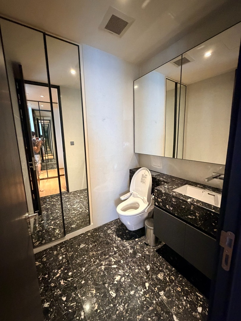 For RentCondoSukhumvit, Asoke, Thonglor : 🔥For Rent Now🔥 Beatnik Sukhumvit 32, Spacious 3-Bedroom Unit with Bathtub, Fully Furnished, Ready to Move In, Near BTS Thonglor