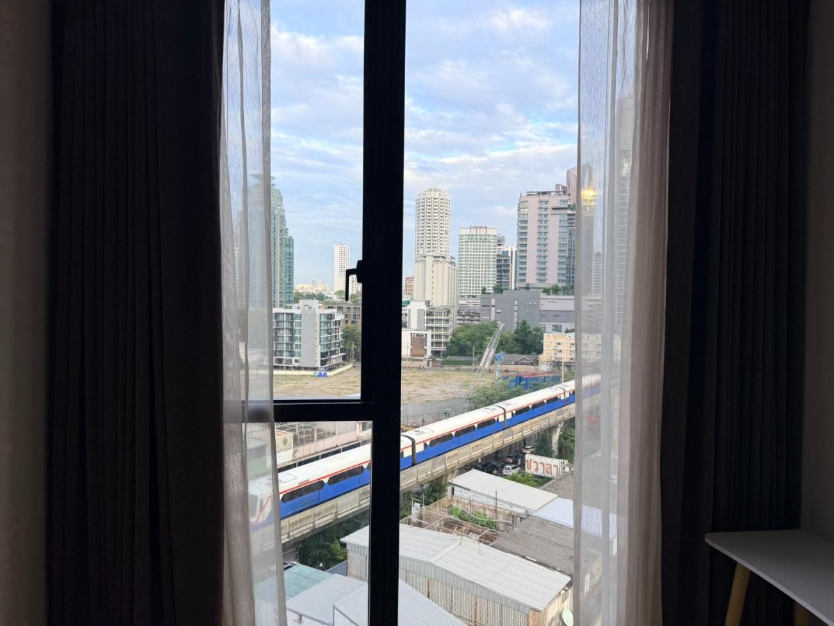 For RentCondoSukhumvit, Asoke, Thonglor : 🔥For Rent Now🔥 Beatnik Sukhumvit 32, Spacious 3-Bedroom Unit with Bathtub, Fully Furnished, Ready to Move In, Near BTS Thonglor