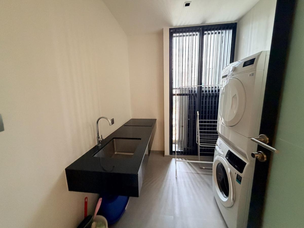 For RentCondoSukhumvit, Asoke, Thonglor : 🔥For Rent Now🔥 Beatnik Sukhumvit 32, Spacious 3-Bedroom Unit with Bathtub, Fully Furnished, Ready to Move In, Near BTS Thonglor