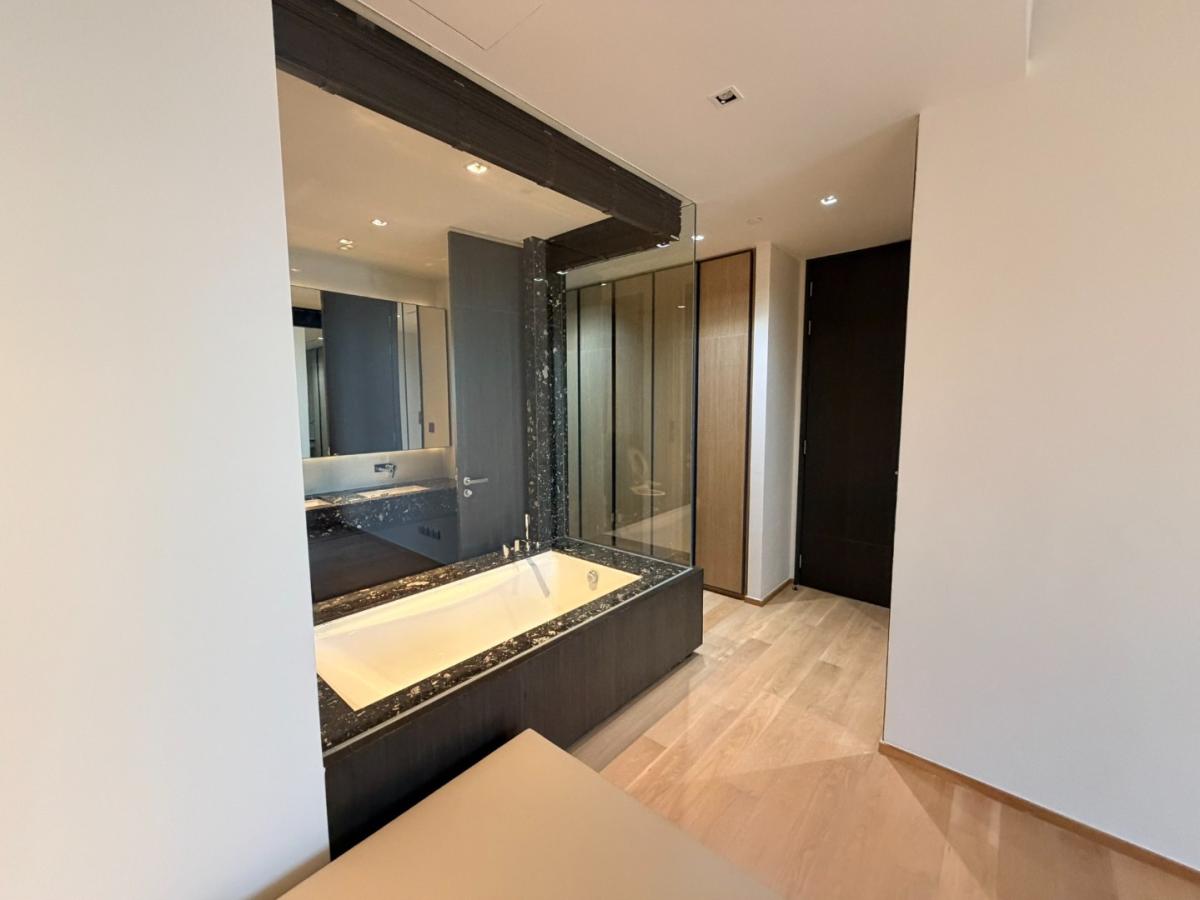 For RentCondoSukhumvit, Asoke, Thonglor : 🔥For Rent Now🔥 Beatnik Sukhumvit 32, Spacious 3-Bedroom Unit with Bathtub, Fully Furnished, Ready to Move In, Near BTS Thonglor