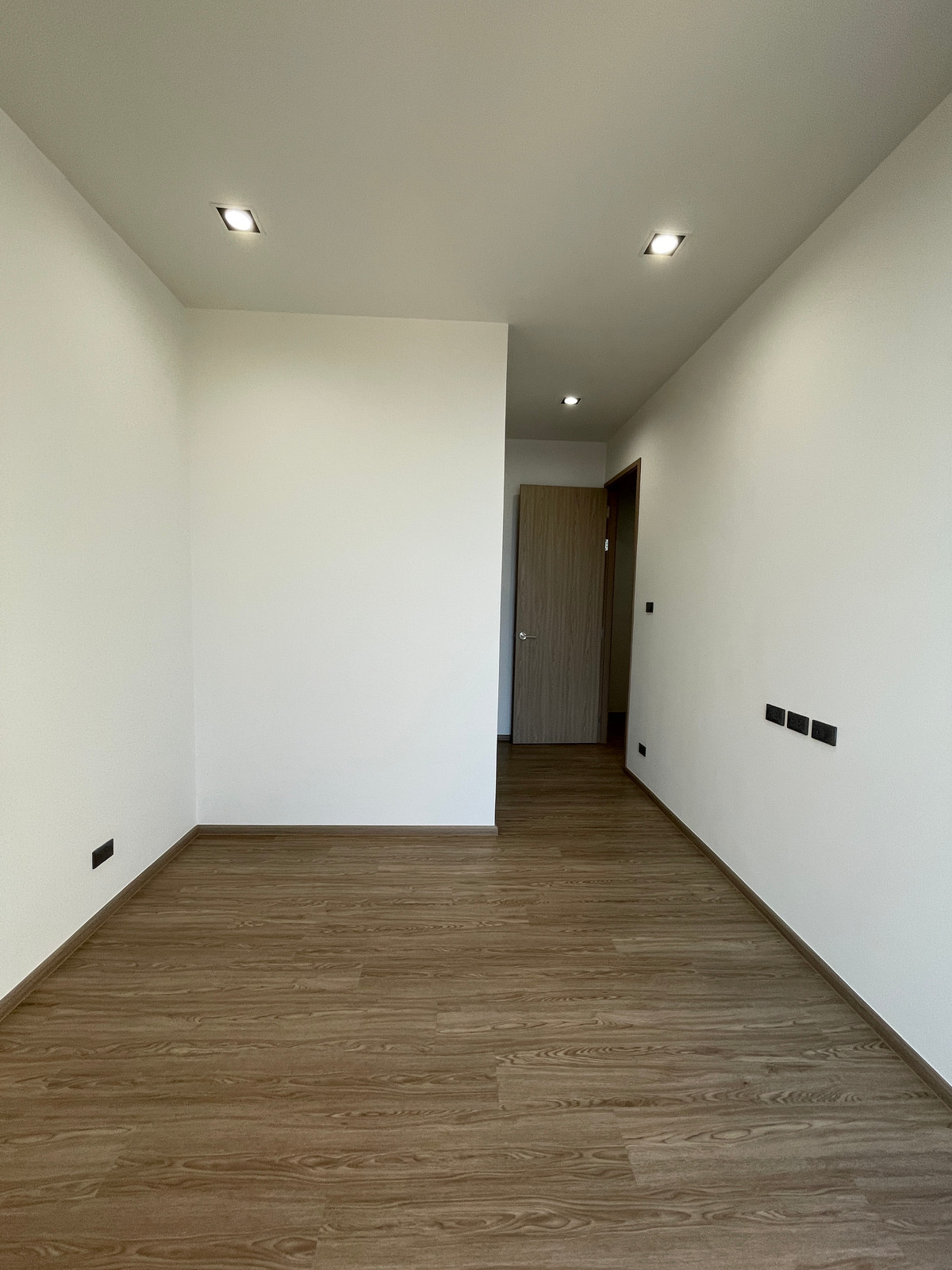 ขายทาวน์โฮมลาดพร้าว101 แฮปปี้แลนด์ : ขาย THER ลาดพร้าว 93 ทาวน์โฮม Luxury 3.5 ชั้น ใกล้รถไฟฟ้าเพียง 650 ม. โดดเด่น ฟังก์ชันครบ พร้อม Double Volume สูงโปร่ง และส่วนกลางระดับโรงแรม 5 ดาว