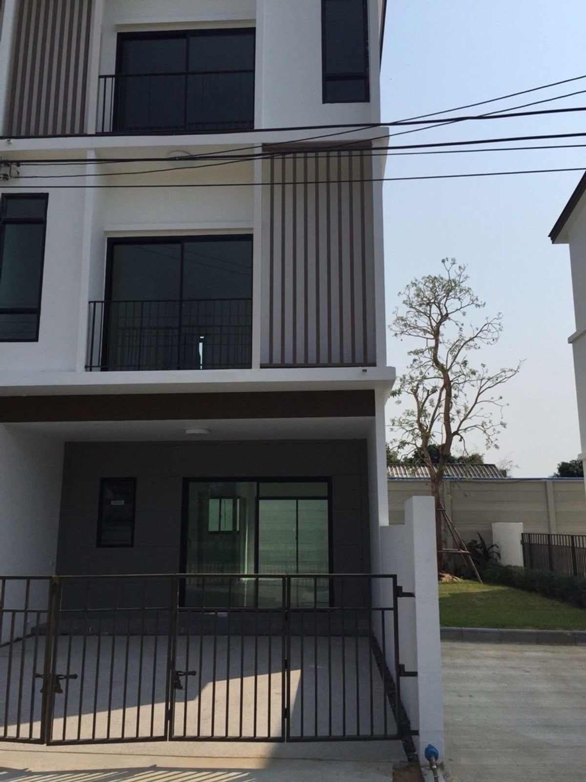 For RentHome OfficePattanakan, Srinakarin : New house for rent, Patio Srinakarin Rama 9, Patio Srinakarin - Rama 9 (Krungthep Kreetha), town home office, 3 floors, golf course view, 3 bedrooms, 3 bathrooms, price 50,000 baht, near Krungthep Kreetha golf course.