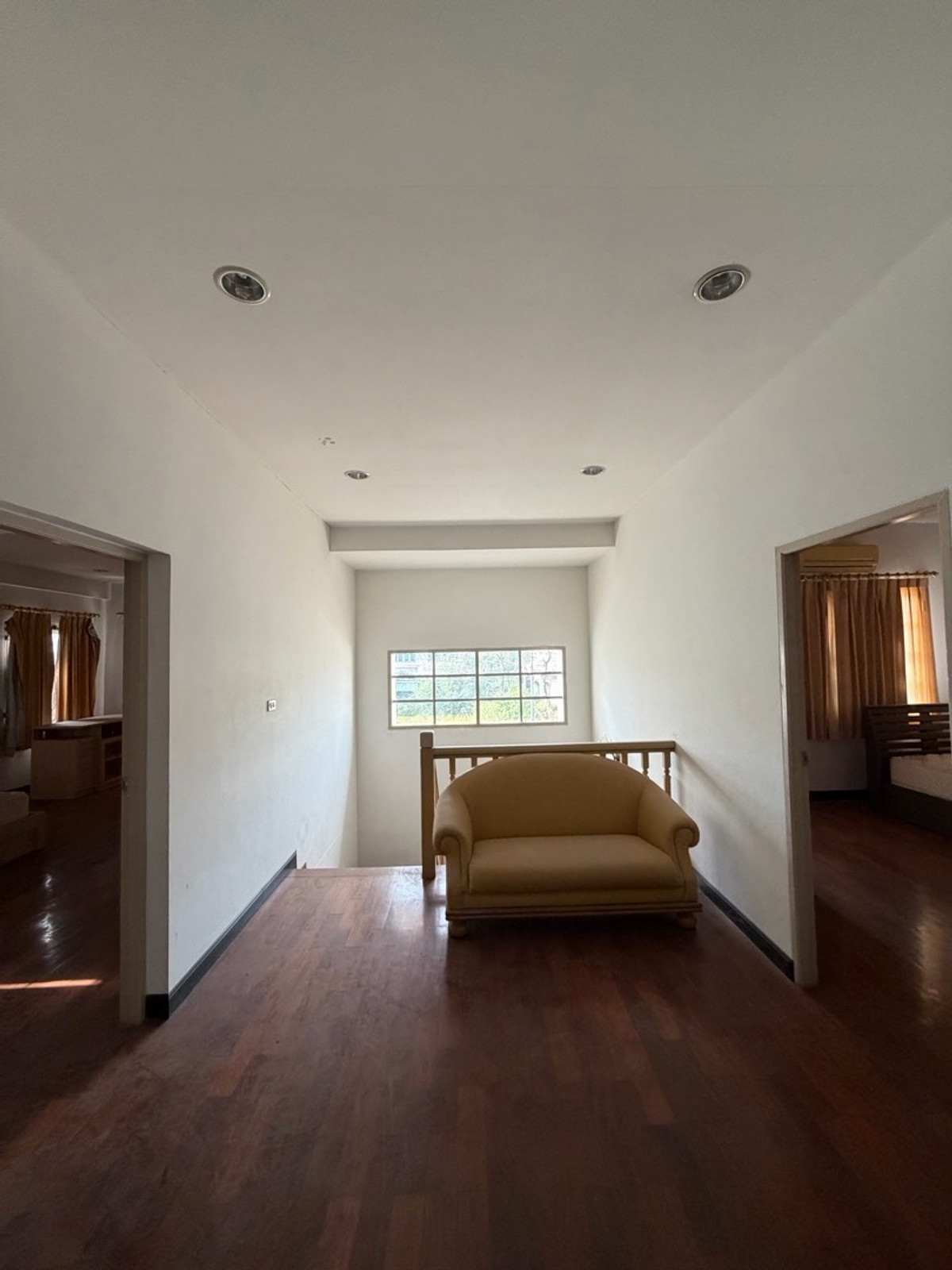 For SaleHouseSamut Prakan,Samrong : Ladawan Srinakarin Large detached house for sale The entrance is next to the main road. Next to the entrance and exit of Sri Dan Station.