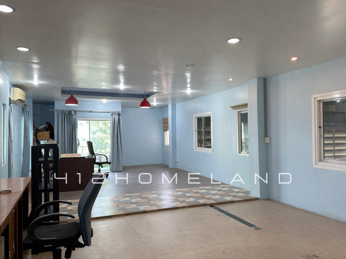 For SaleFactorySamut Prakan,Samrong : Warehouse-factory for sale, 1,500 sq m, area 1-3-49 rai, next to the road on 3 sides, purple layout, water and electricity ready. Large vehicles can enter Bang Sao Thong, Samut Prakan.