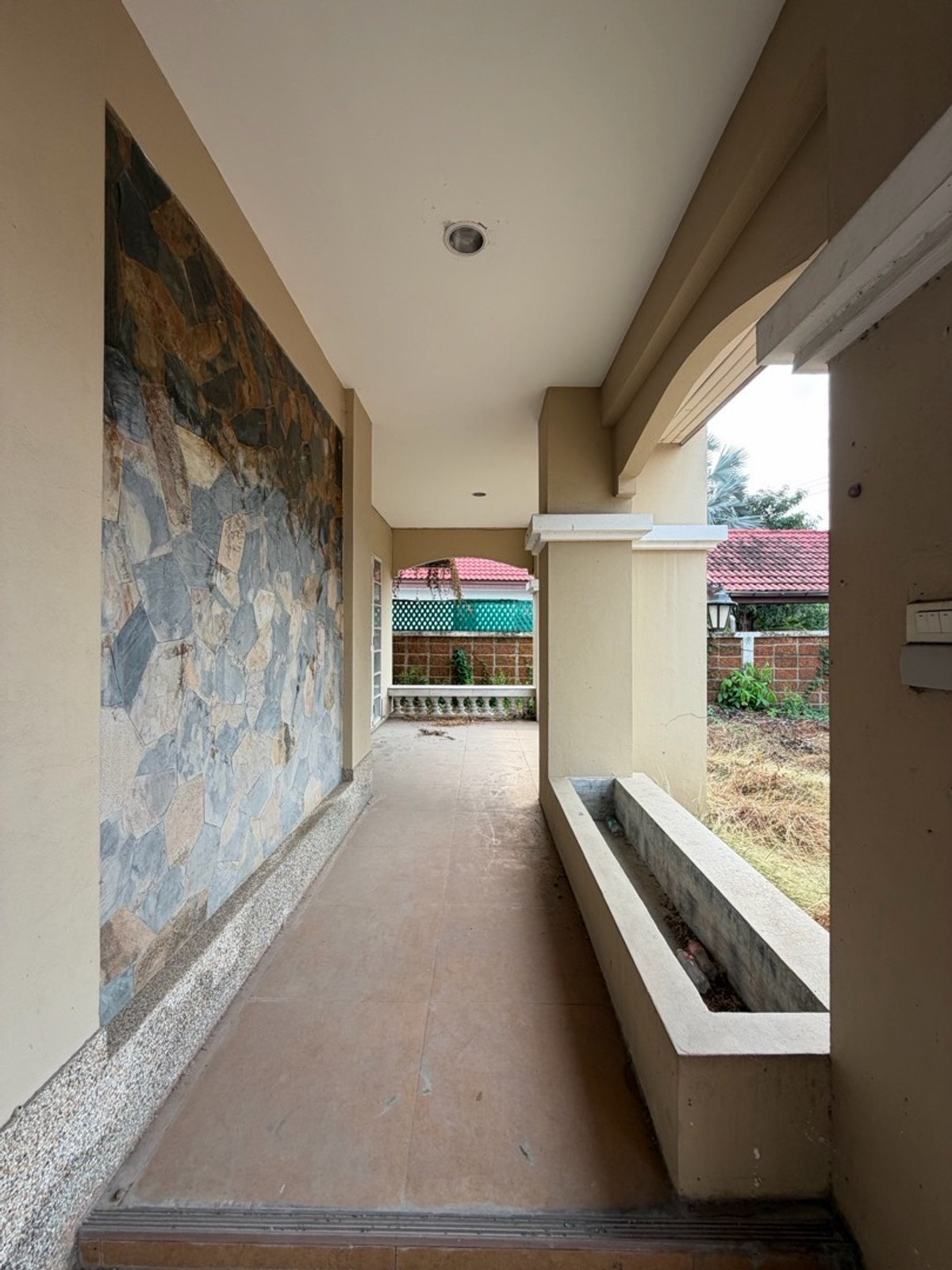 For SaleHouseSamut Prakan,Samrong : Ladawan Srinakarin Large detached house for sale The entrance is next to the main road. Next to the entrance and exit of Sri Dan Station.