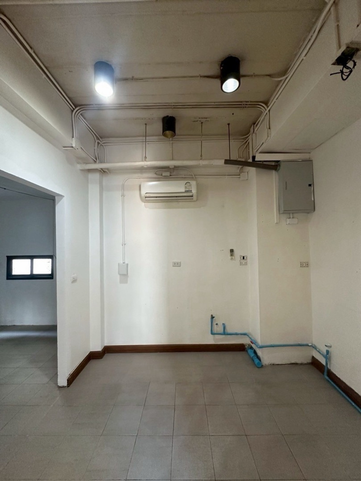 For RentShop HouseSukhumvit, Asoke, Thonglor : Cafe-Style 2-Storey Commercial Building for Rent in Ekkamai Near Sukhumvit Road, 200 sq.m.