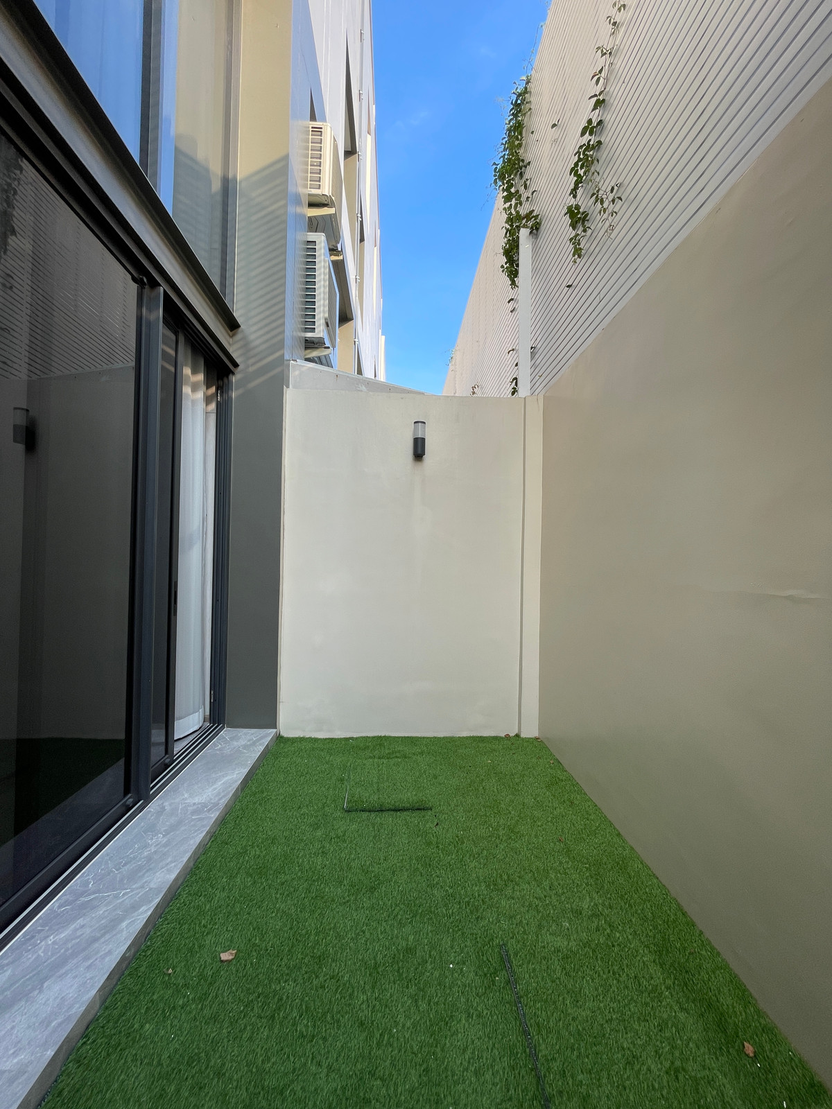 ขายทาวน์โฮมลาดพร้าว101 แฮปปี้แลนด์ : ขาย THER ลาดพร้าว 93 ทาวน์โฮม Luxury 3.5 ชั้น ใกล้รถไฟฟ้าเพียง 650 ม. โดดเด่น ฟังก์ชันครบ พร้อม Double Volume สูงโปร่ง และส่วนกลางระดับโรงแรม 5 ดาว