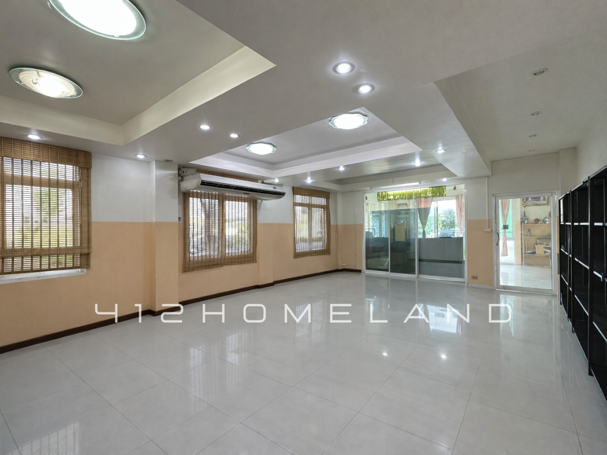 For SaleFactorySamut Prakan,Samrong : Warehouse-factory for sale, 1,500 sq m, area 1-3-49 rai, next to the road on 3 sides, purple layout, water and electricity ready. Large vehicles can enter Bang Sao Thong, Samut Prakan.