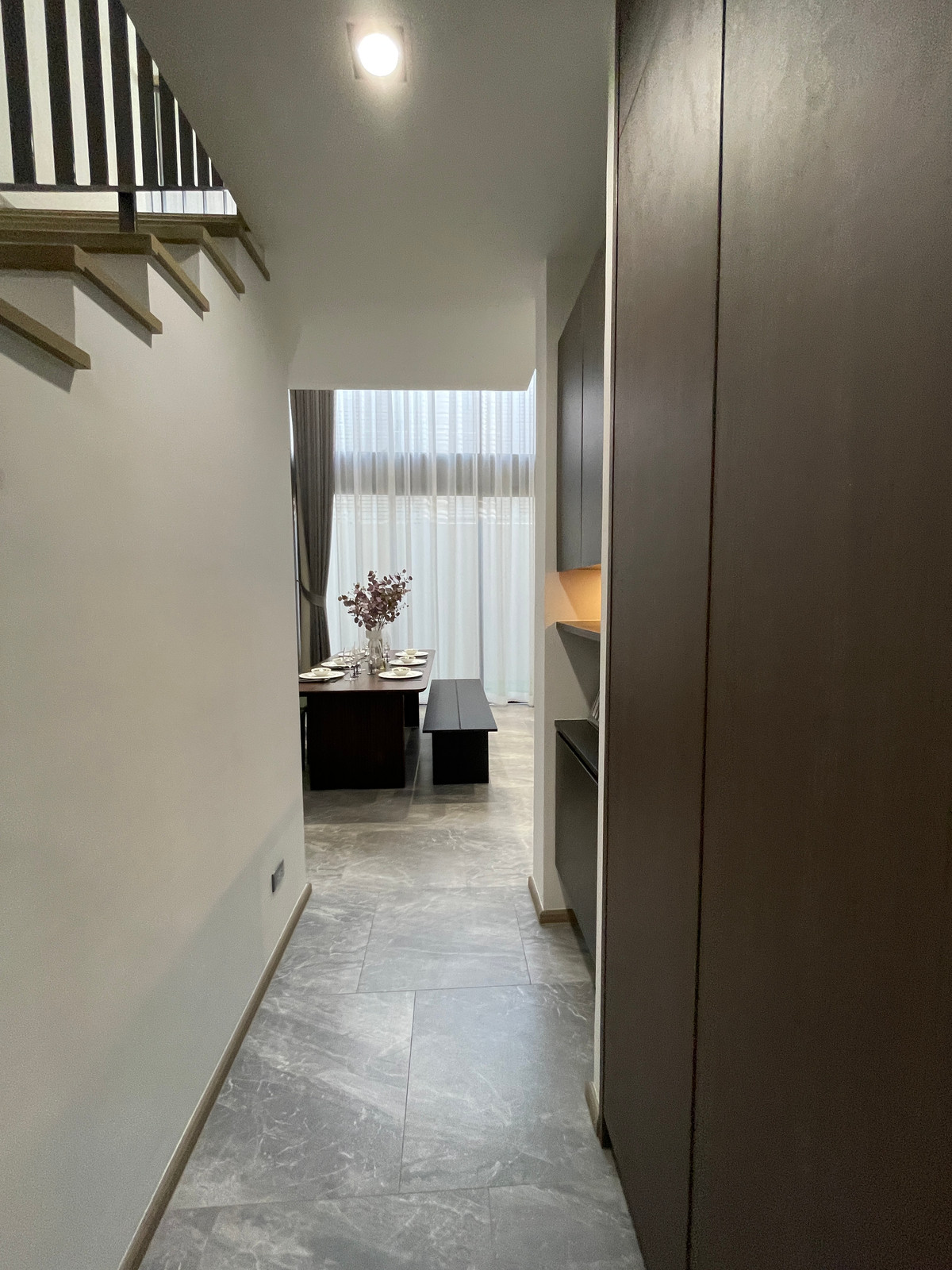 ขายทาวน์โฮมลาดพร้าว101 แฮปปี้แลนด์ : ขาย THER ลาดพร้าว 93 ทาวน์โฮม Luxury 3.5 ชั้น ใกล้รถไฟฟ้าเพียง 650 ม. โดดเด่น ฟังก์ชันครบ พร้อม Double Volume สูงโปร่ง และส่วนกลางระดับโรงแรม 5 ดาว