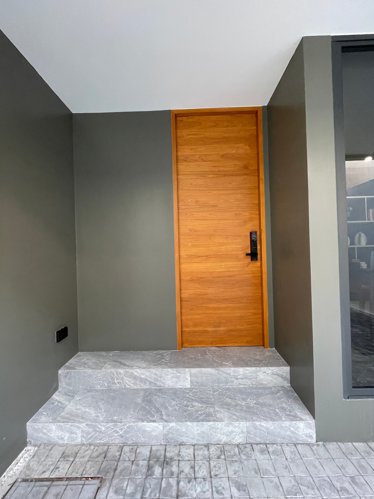 ขายทาวน์โฮมลาดพร้าว101 แฮปปี้แลนด์ : ขาย THER ลาดพร้าว 93 ทาวน์โฮม Luxury 3.5 ชั้น ใกล้รถไฟฟ้าเพียง 650 ม. โดดเด่น ฟังก์ชันครบ พร้อม Double Volume สูงโปร่ง และส่วนกลางระดับโรงแรม 5 ดาว