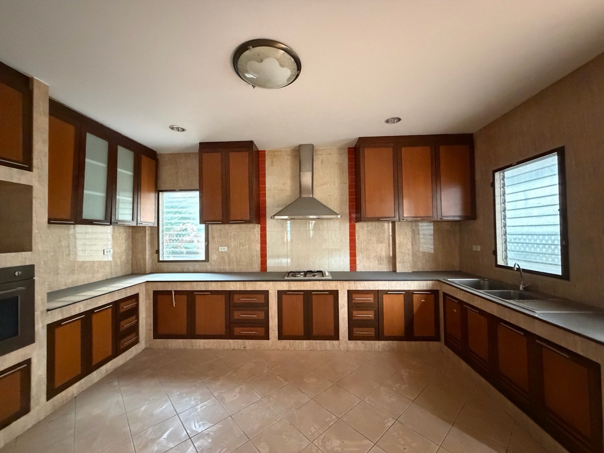 For SaleHouseSamut Prakan,Samrong : Ladawan Srinakarin Large detached house for sale The entrance is next to the main road. Next to the entrance and exit of Sri Dan Station.