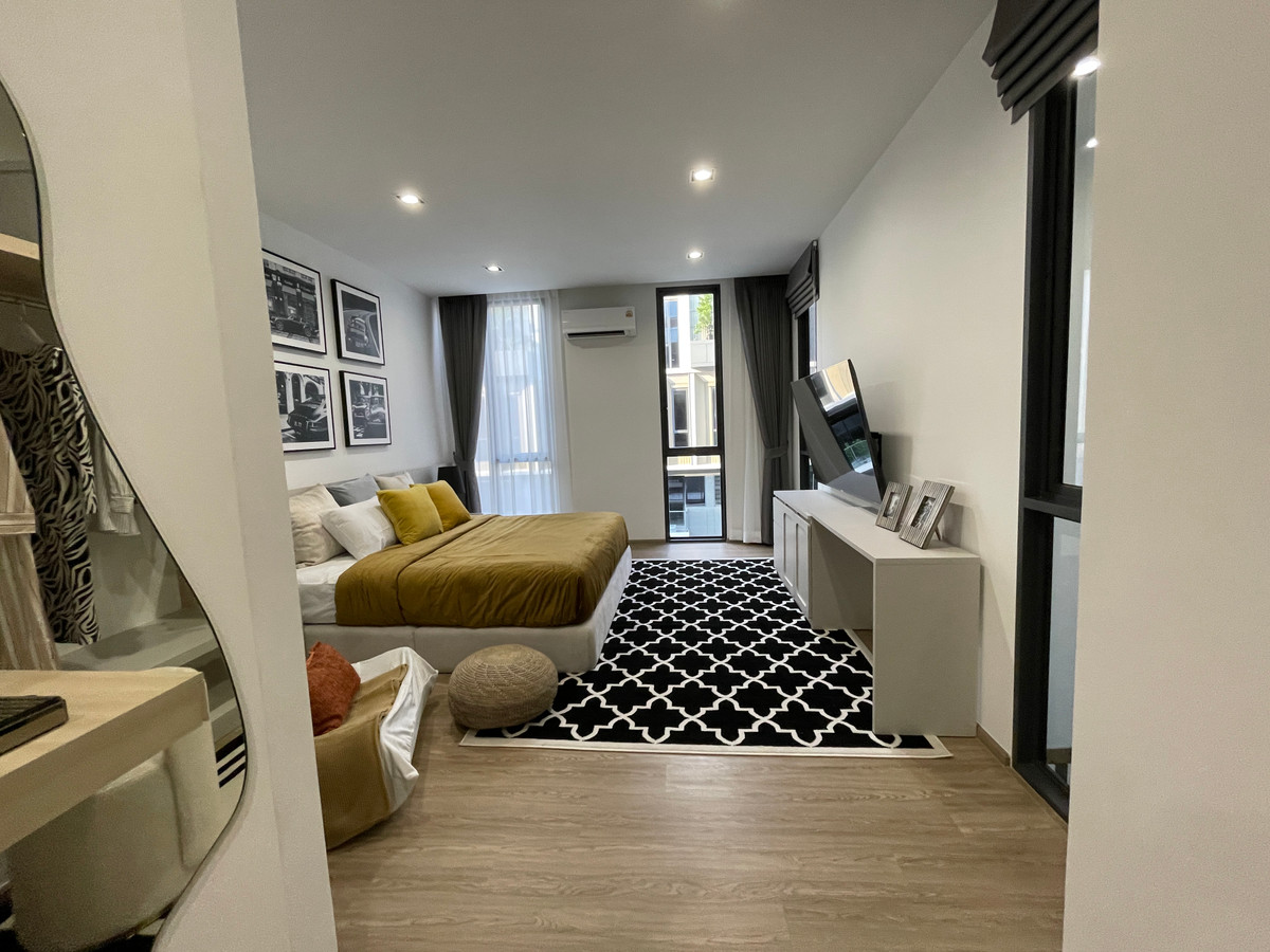 ขายทาวน์โฮมลาดพร้าว101 แฮปปี้แลนด์ : ขาย THER ลาดพร้าว 93 ทาวน์โฮม Luxury 3.5 ชั้น ใกล้รถไฟฟ้าเพียง 650 ม. โดดเด่น ฟังก์ชันครบ พร้อม Double Volume สูงโปร่ง และส่วนกลางระดับโรงแรม 5 ดาว