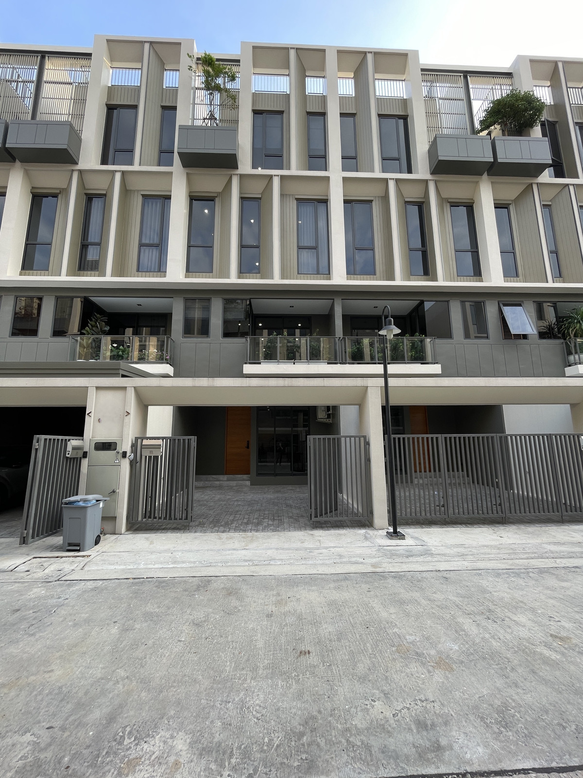 For SaleTownhomeLadprao101, Happy Land, The Mall Bang Kapi : For sale: THER Lat Phrao 93, luxury townhome, 3.5 floors, close to the BTS, only 650 m., outstanding, complete functions, with double volume, high and airy, and a 5-star hotel level central area.