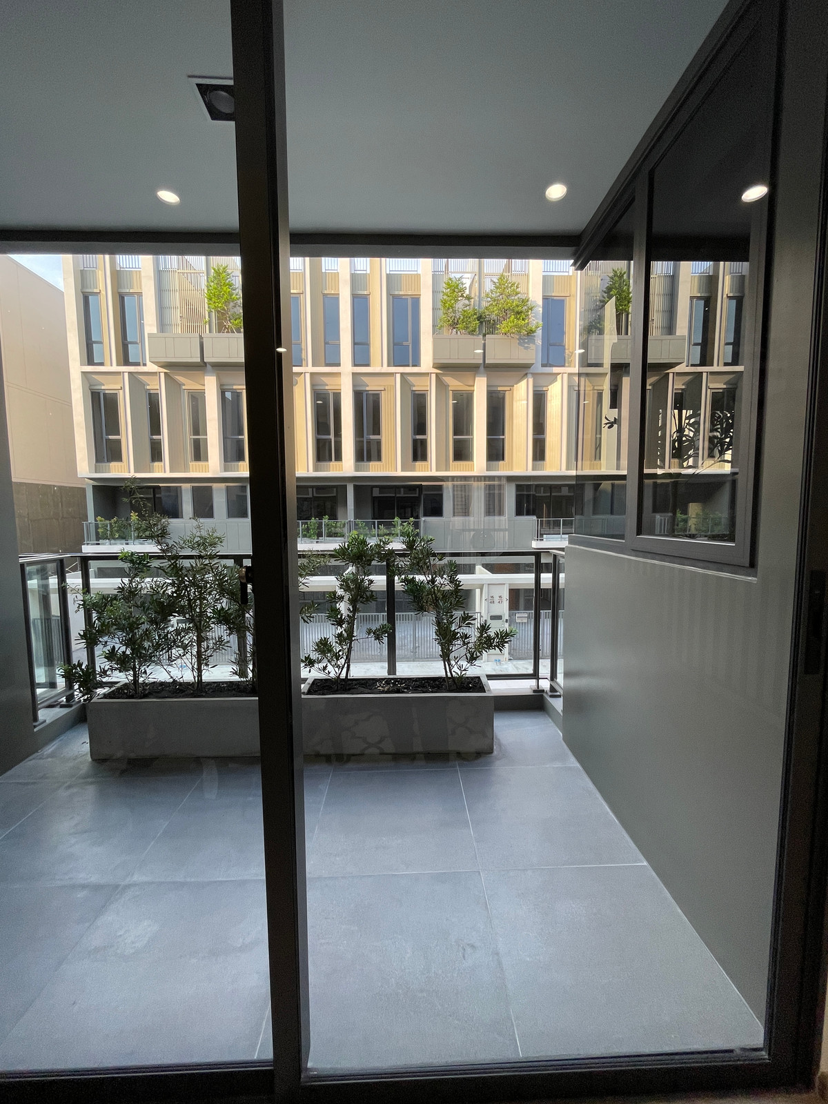 ขายทาวน์โฮมลาดพร้าว101 แฮปปี้แลนด์ : ขาย THER ลาดพร้าว 93 ทาวน์โฮม Luxury 3.5 ชั้น ใกล้รถไฟฟ้าเพียง 650 ม. โดดเด่น ฟังก์ชันครบ พร้อม Double Volume สูงโปร่ง และส่วนกลางระดับโรงแรม 5 ดาว