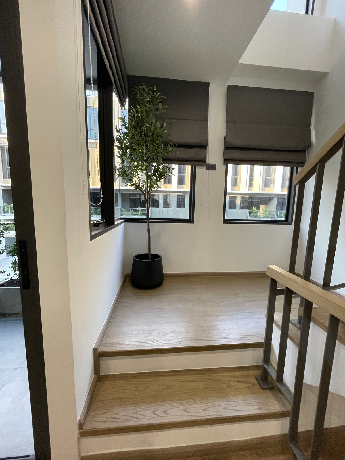 ขายทาวน์โฮมลาดพร้าว101 แฮปปี้แลนด์ : ขาย THER ลาดพร้าว 93 ทาวน์โฮม Luxury 3.5 ชั้น ใกล้รถไฟฟ้าเพียง 650 ม. โดดเด่น ฟังก์ชันครบ พร้อม Double Volume สูงโปร่ง และส่วนกลางระดับโรงแรม 5 ดาว