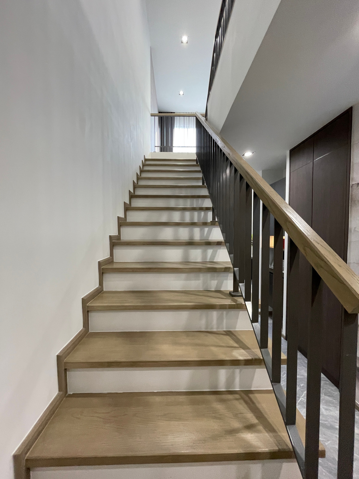 ขายทาวน์โฮมลาดพร้าว101 แฮปปี้แลนด์ : ขาย THER ลาดพร้าว 93 ทาวน์โฮม Luxury 3.5 ชั้น ใกล้รถไฟฟ้าเพียง 650 ม. โดดเด่น ฟังก์ชันครบ พร้อม Double Volume สูงโปร่ง และส่วนกลางระดับโรงแรม 5 ดาว