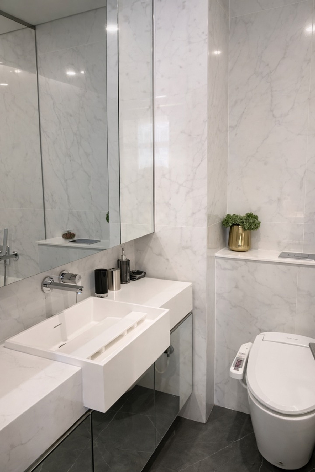 For RentCondoKhlongtoei, Kluaynamthai : 🔥 Rare Unit! Large room for rent, Siamese Exclusive 42, near BTS Ekkamai, only 130 m.