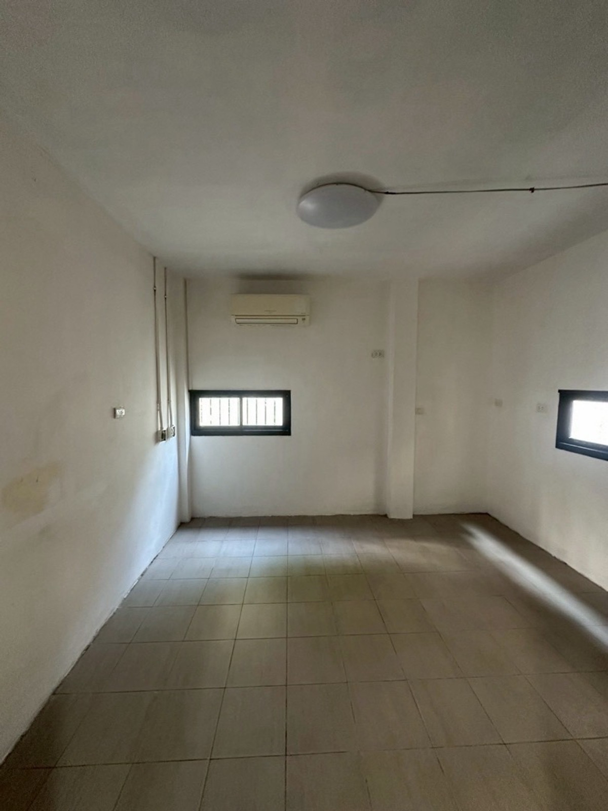 For RentShop HouseSukhumvit, Asoke, Thonglor : Cafe-Style 2-Storey Commercial Building for Rent in Ekkamai Near Sukhumvit Road, 200 sq.m.