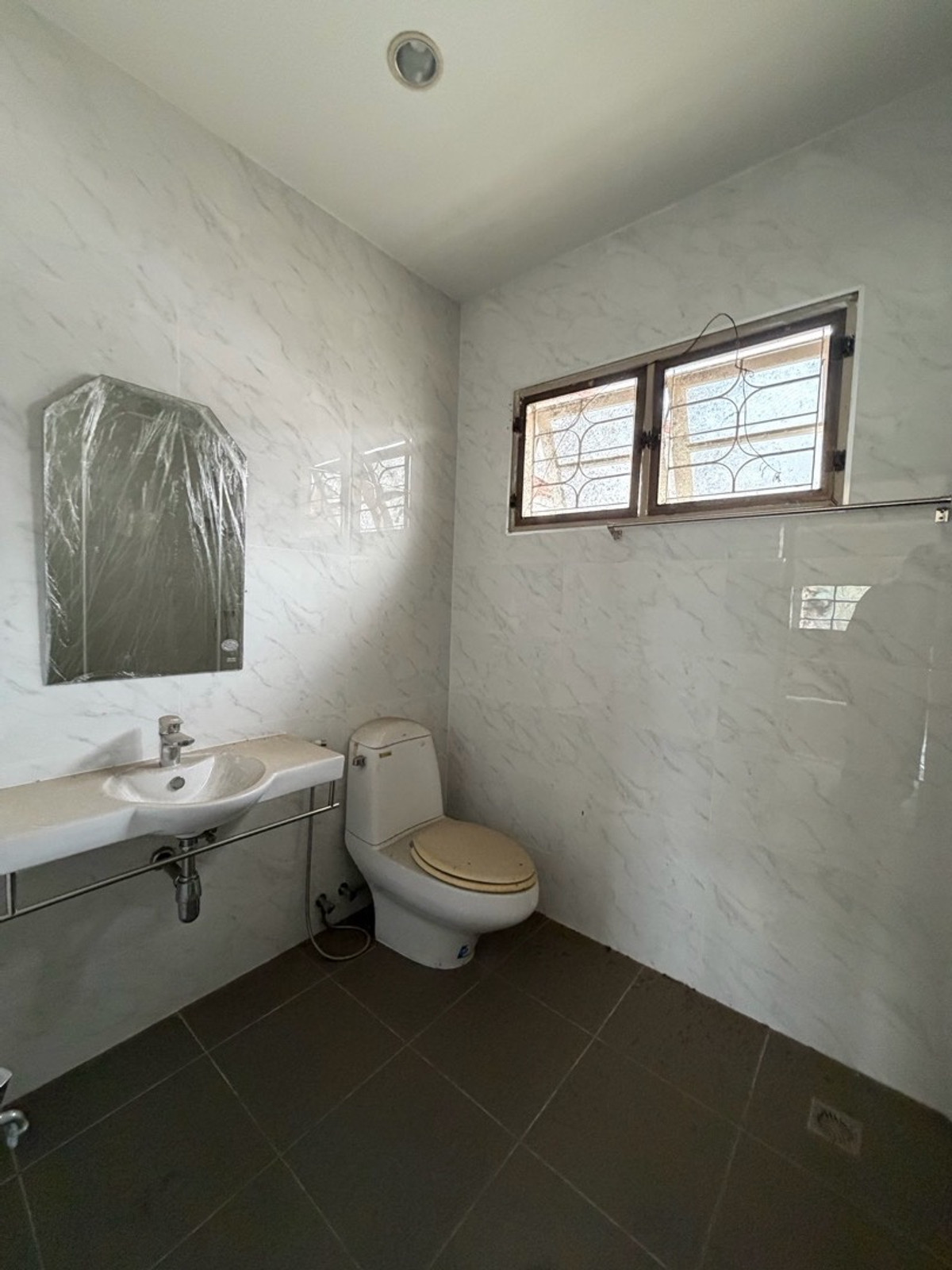 For SaleHouseSamut Prakan,Samrong : Ladawan Srinakarin Large detached house for sale The entrance is next to the main road. Next to the entrance and exit of Sri Dan Station.