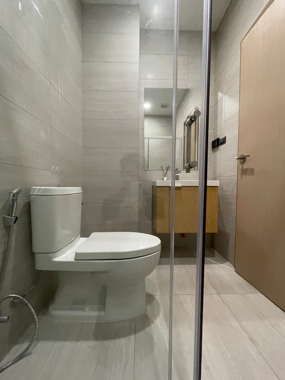 ขายทาวน์โฮมลาดพร้าว101 แฮปปี้แลนด์ : ขาย THER ลาดพร้าว 93 ทาวน์โฮม Luxury 3.5 ชั้น ใกล้รถไฟฟ้าเพียง 650 ม. โดดเด่น ฟังก์ชันครบ พร้อม Double Volume สูงโปร่ง และส่วนกลางระดับโรงแรม 5 ดาว