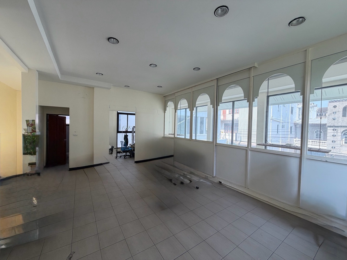 For RentShop HouseSukhumvit, Asoke, Thonglor : Cafe-Style 2-Storey Commercial Building for Rent in Ekkamai Near Sukhumvit Road, 200 sq.m.