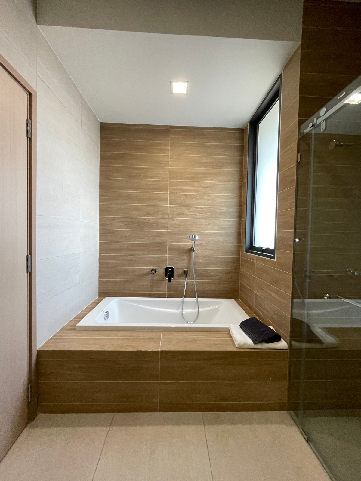 ขายทาวน์โฮมลาดพร้าว101 แฮปปี้แลนด์ : ขาย THER ลาดพร้าว 93 ทาวน์โฮม Luxury 3.5 ชั้น ใกล้รถไฟฟ้าเพียง 650 ม. โดดเด่น ฟังก์ชันครบ พร้อม Double Volume สูงโปร่ง และส่วนกลางระดับโรงแรม 5 ดาว