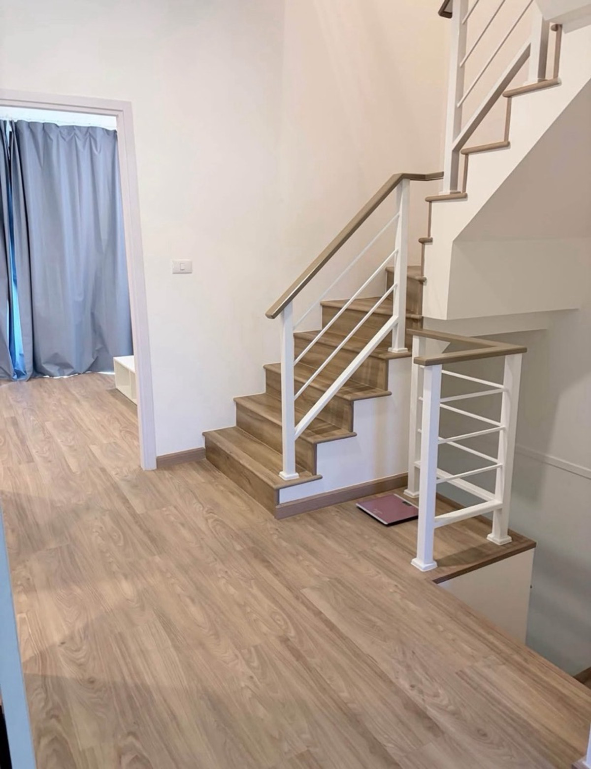 For RentHome OfficePattanakan, Srinakarin : New house for rent, Patio Srinakarin Rama 9, Patio Srinakarin - Rama 9 (Krungthep Kreetha), town home office, 3 floors, golf course view, 3 bedrooms, 3 bathrooms, price 50,000 baht, near Krungthep Kreetha golf course.