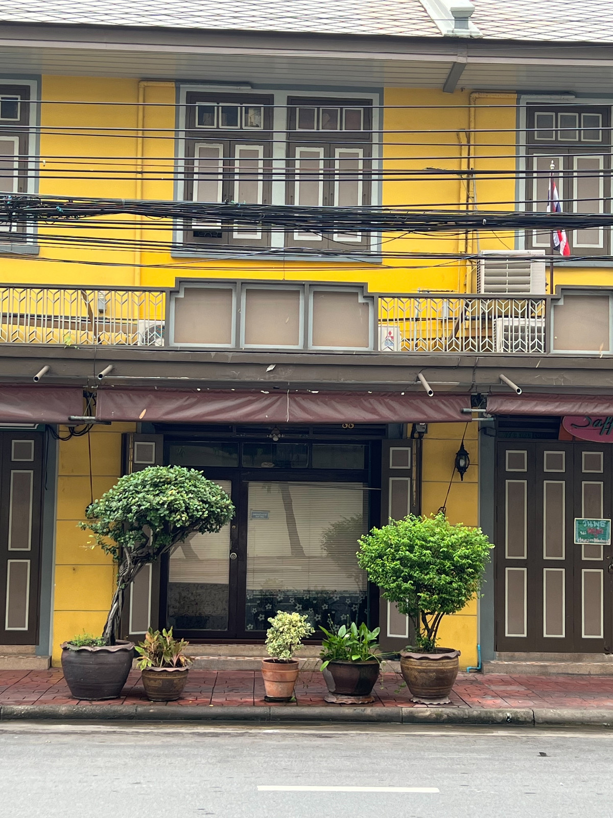 For SaleShop HouseYaowarat, Banglamphu : 🔥 2-story commercial building for sale, prime location, Phra Athit Road. Near Phra Sumen Fort, only 200 meters.