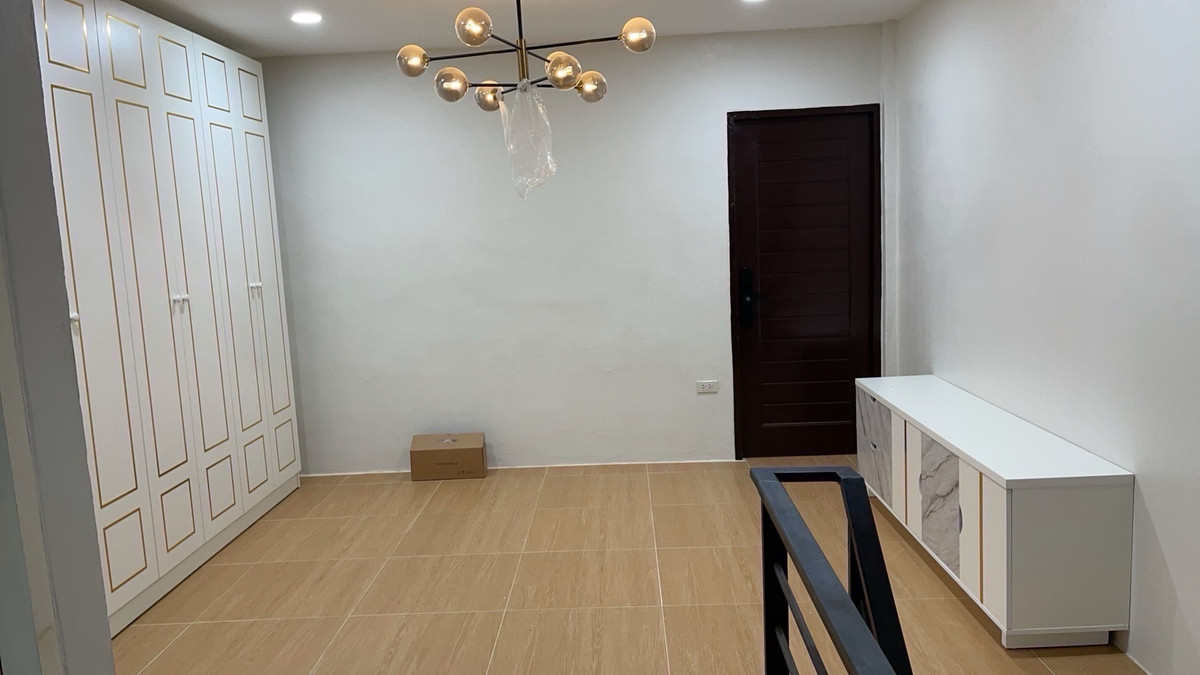 ให้เช่าทาวน์โฮมปิ่นเกล้า จรัญสนิทวงศ์ : บ้านสวยให้เช่าอาคารพาณิชย์ / โฮมออฟฟิศ 4.5 ชั้น
📍 ซอยบรมราชชนนี 53 ตลิ่งชัน
💰 ราคา 30,000 บาท / เดือน