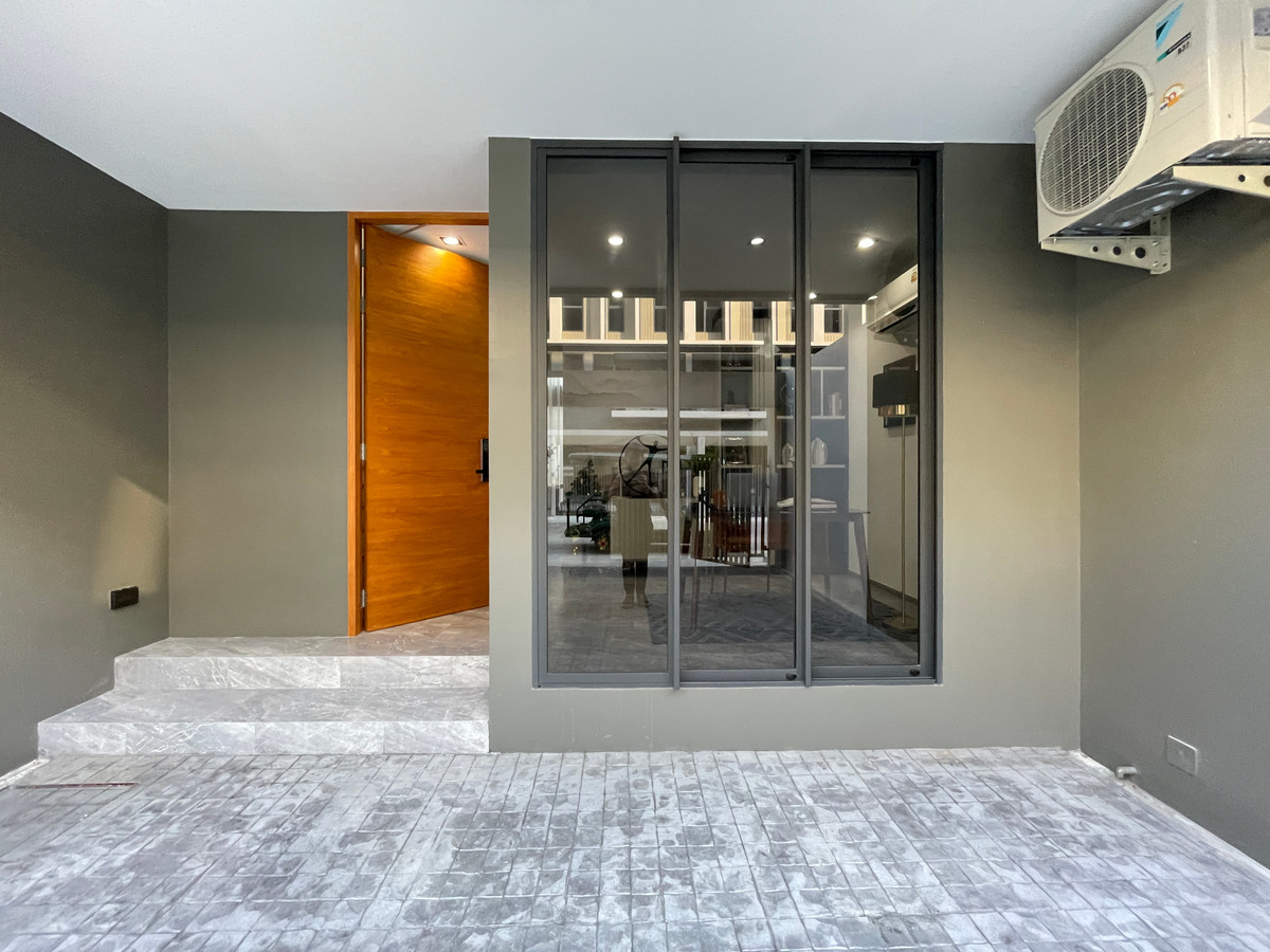 ขายทาวน์โฮมลาดพร้าว101 แฮปปี้แลนด์ : ขาย THER ลาดพร้าว 93 ทาวน์โฮม Luxury 3.5 ชั้น ใกล้รถไฟฟ้าเพียง 650 ม. โดดเด่น ฟังก์ชันครบ พร้อม Double Volume สูงโปร่ง และส่วนกลางระดับโรงแรม 5 ดาว