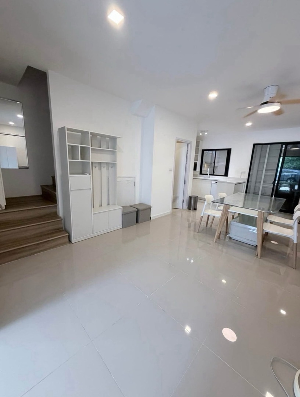 For RentHome OfficePattanakan, Srinakarin : New house for rent, Patio Srinakarin Rama 9, Patio Srinakarin - Rama 9 (Krungthep Kreetha), town home office, 3 floors, golf course view, 3 bedrooms, 3 bathrooms, price 50,000 baht, near Krungthep Kreetha golf course.