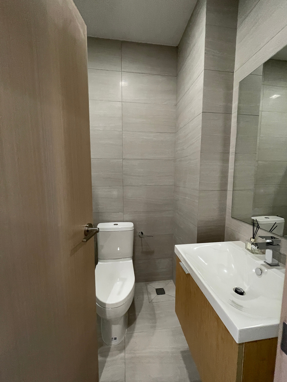 ขายทาวน์โฮมลาดพร้าว101 แฮปปี้แลนด์ : ขาย THER ลาดพร้าว 93 ทาวน์โฮม Luxury 3.5 ชั้น ใกล้รถไฟฟ้าเพียง 650 ม. โดดเด่น ฟังก์ชันครบ พร้อม Double Volume สูงโปร่ง และส่วนกลางระดับโรงแรม 5 ดาว