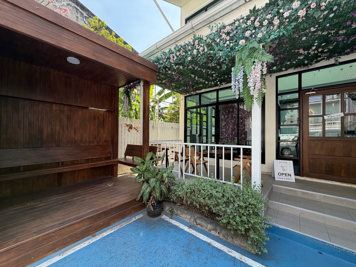 For RentShop HouseSukhumvit, Asoke, Thonglor : Cafe-Style 2-Storey Commercial Building for Rent in Ekkamai Near Sukhumvit Road, 200 sq.m.