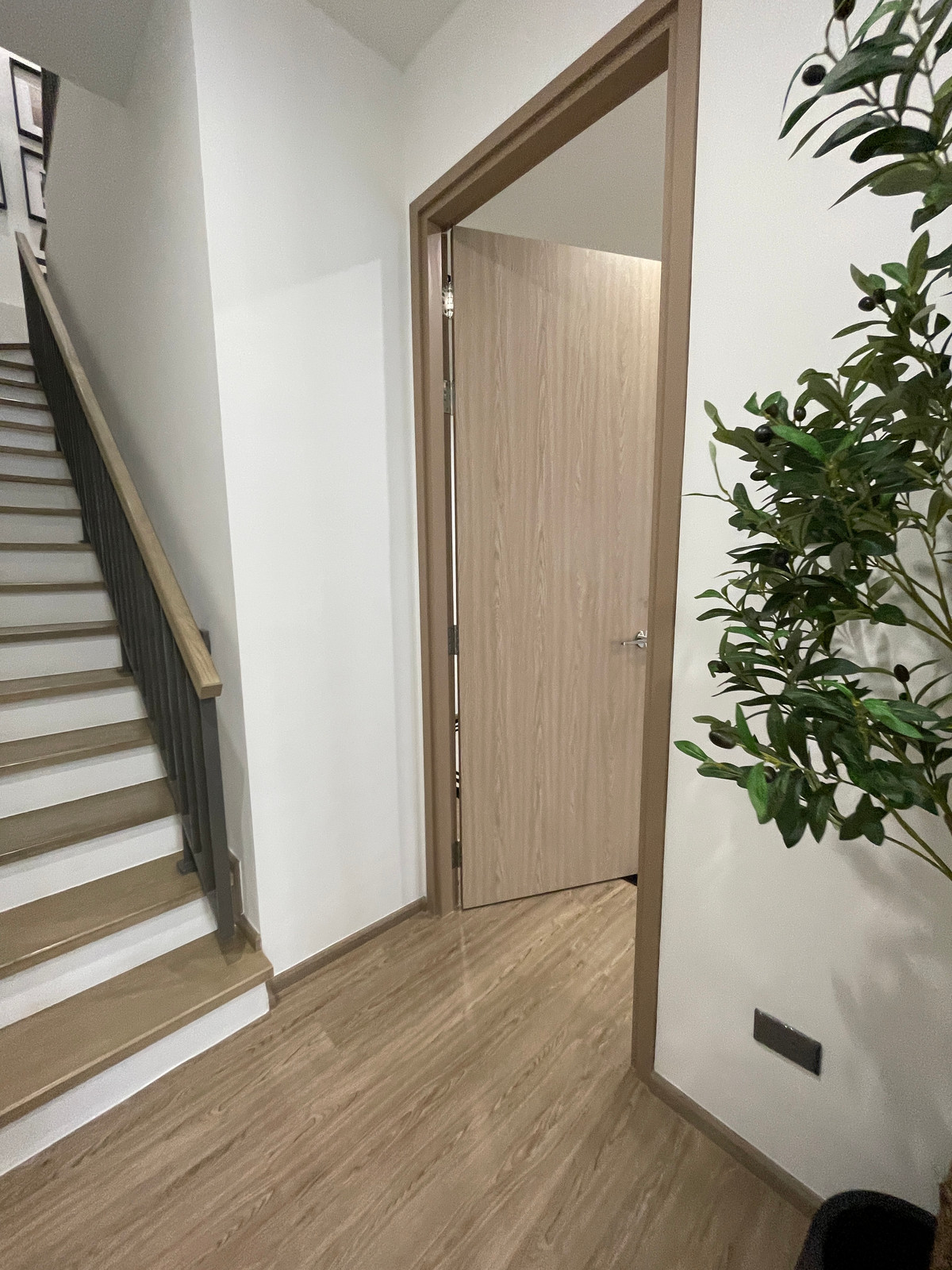 ขายทาวน์โฮมลาดพร้าว101 แฮปปี้แลนด์ : ขาย THER ลาดพร้าว 93 ทาวน์โฮม Luxury 3.5 ชั้น ใกล้รถไฟฟ้าเพียง 650 ม. โดดเด่น ฟังก์ชันครบ พร้อม Double Volume สูงโปร่ง และส่วนกลางระดับโรงแรม 5 ดาว