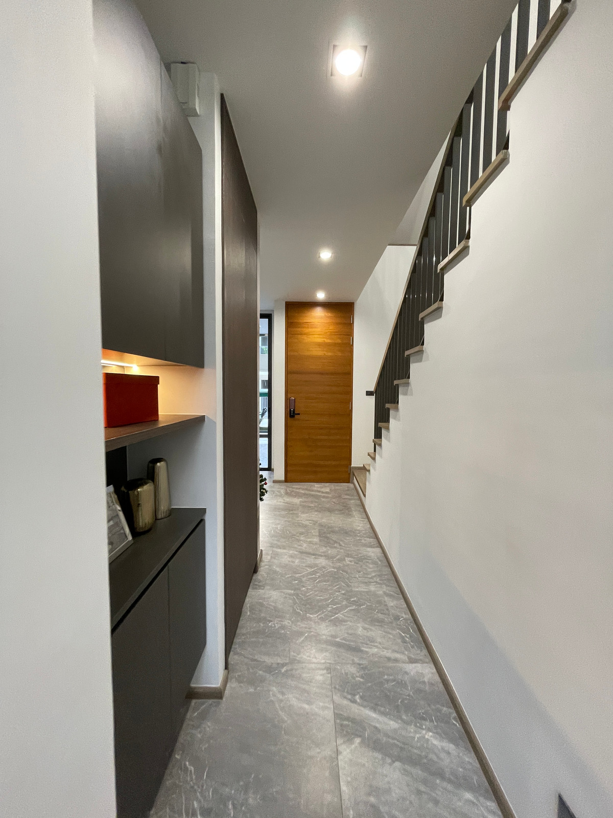 ขายทาวน์โฮมลาดพร้าว101 แฮปปี้แลนด์ : ขาย THER ลาดพร้าว 93 ทาวน์โฮม Luxury 3.5 ชั้น ใกล้รถไฟฟ้าเพียง 650 ม. โดดเด่น ฟังก์ชันครบ พร้อม Double Volume สูงโปร่ง และส่วนกลางระดับโรงแรม 5 ดาว