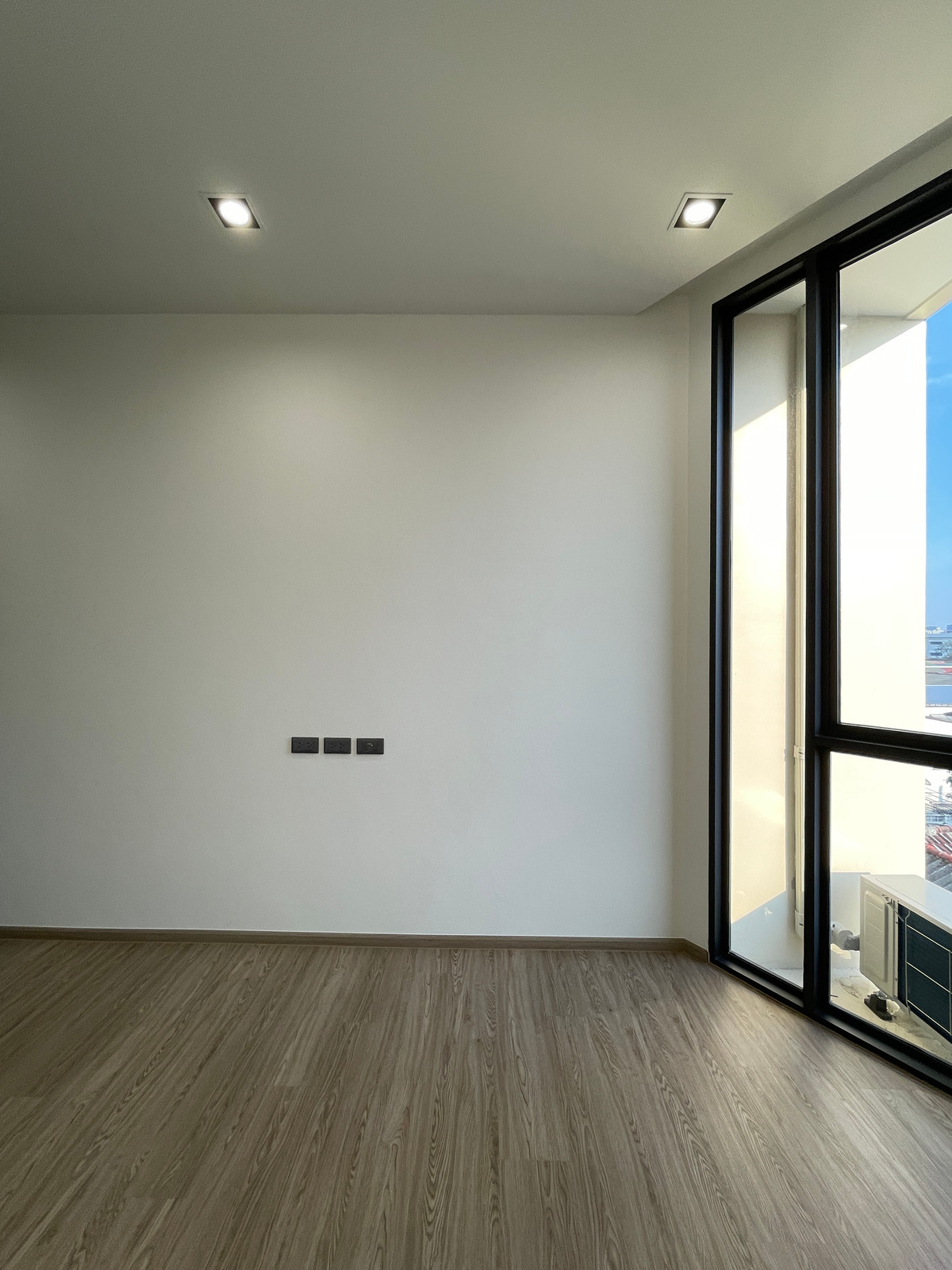 ขายทาวน์โฮมลาดพร้าว101 แฮปปี้แลนด์ : ขาย THER ลาดพร้าว 93 ทาวน์โฮม Luxury 3.5 ชั้น ใกล้รถไฟฟ้าเพียง 650 ม. โดดเด่น ฟังก์ชันครบ พร้อม Double Volume สูงโปร่ง และส่วนกลางระดับโรงแรม 5 ดาว