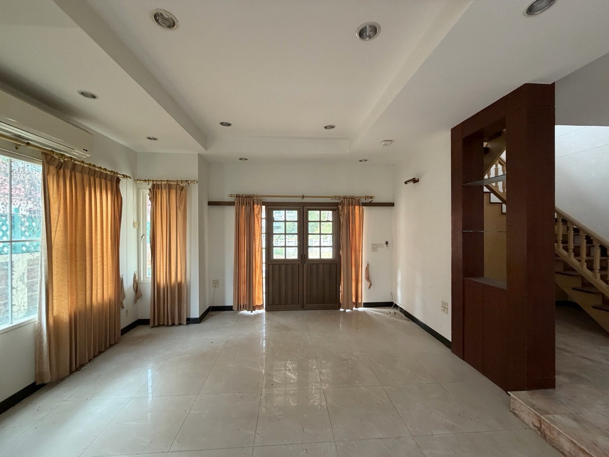 For SaleHouseSamut Prakan,Samrong : Ladawan Srinakarin Large detached house for sale The entrance is next to the main road. Next to the entrance and exit of Sri Dan Station.