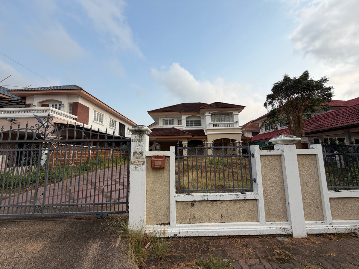 For SaleHouseSamut Prakan,Samrong : Ladawan Srinakarin Large detached house for sale The entrance is next to the main road. Next to the entrance and exit of Sri Dan Station.