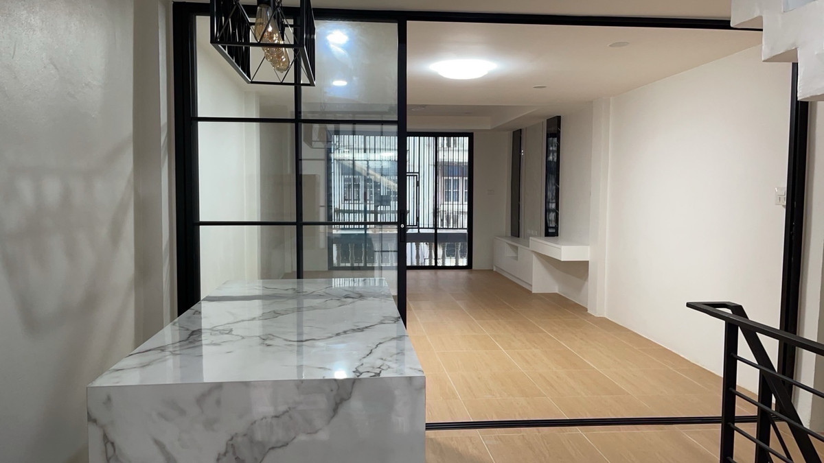 ให้เช่าทาวน์โฮมปิ่นเกล้า จรัญสนิทวงศ์ : บ้านสวยให้เช่าอาคารพาณิชย์ / โฮมออฟฟิศ 4.5 ชั้น
📍 ซอยบรมราชชนนี 53 ตลิ่งชัน
💰 ราคา 30,000 บาท / เดือน