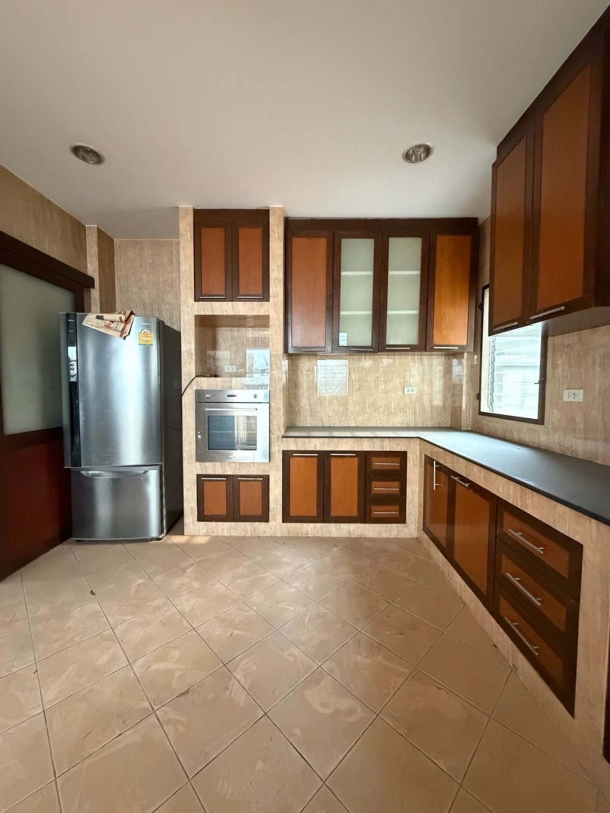 For SaleHouseSamut Prakan,Samrong : Ladawan Srinakarin Large detached house for sale The entrance is next to the main road. Next to the entrance and exit of Sri Dan Station.