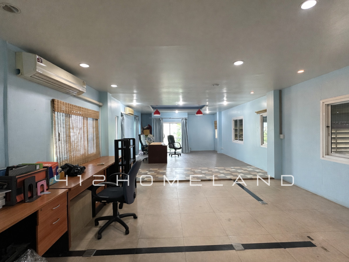 For SaleFactorySamut Prakan,Samrong : Warehouse-factory for sale, 1,500 sq m, area 1-3-49 rai, next to the road on 3 sides, purple layout, water and electricity ready. Large vehicles can enter Bang Sao Thong, Samut Prakan.