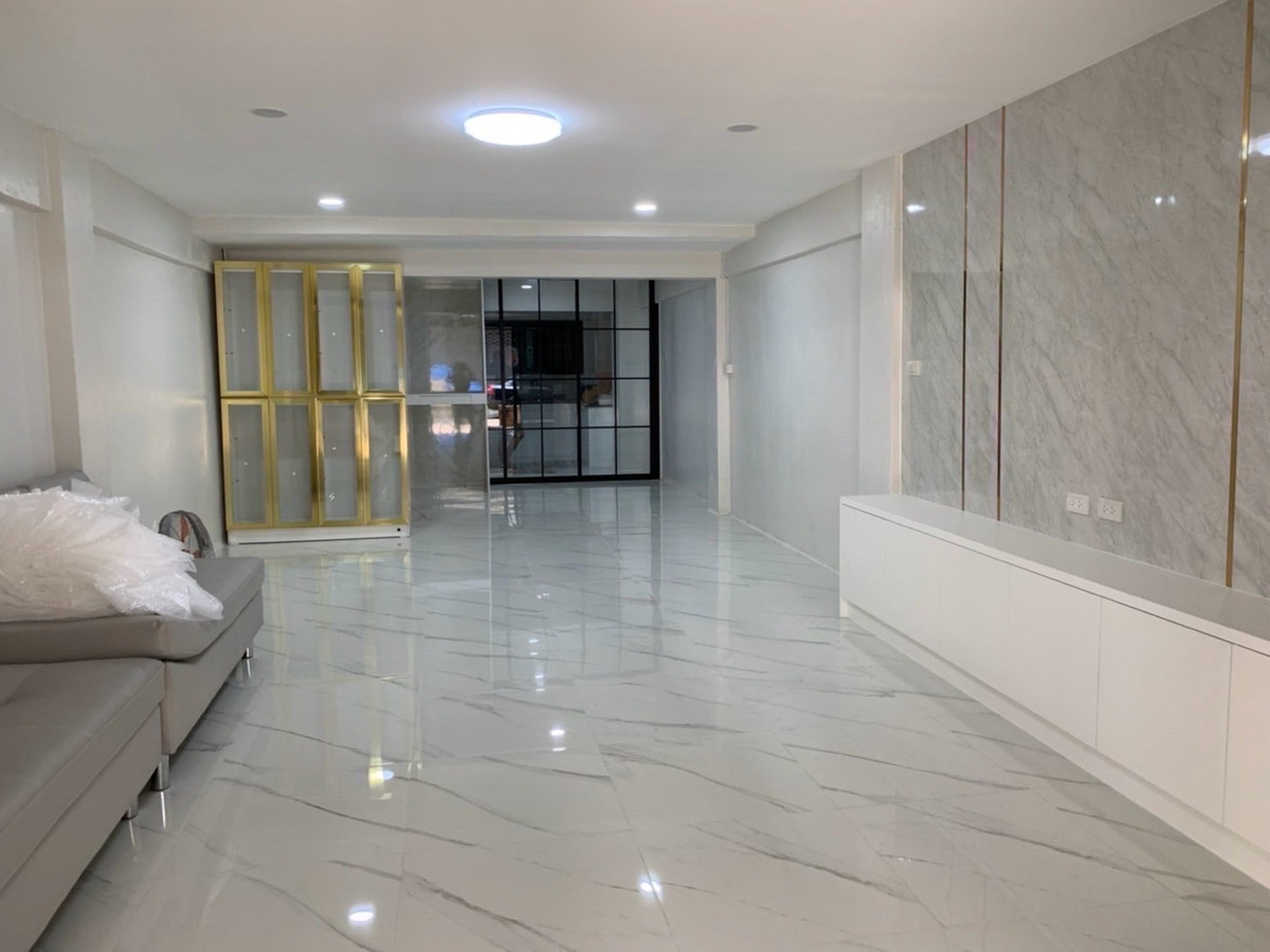 ให้เช่าทาวน์โฮมปิ่นเกล้า จรัญสนิทวงศ์ : บ้านสวยให้เช่าอาคารพาณิชย์ / โฮมออฟฟิศ 4.5 ชั้น
📍 ซอยบรมราชชนนี 53 ตลิ่งชัน
💰 ราคา 30,000 บาท / เดือน