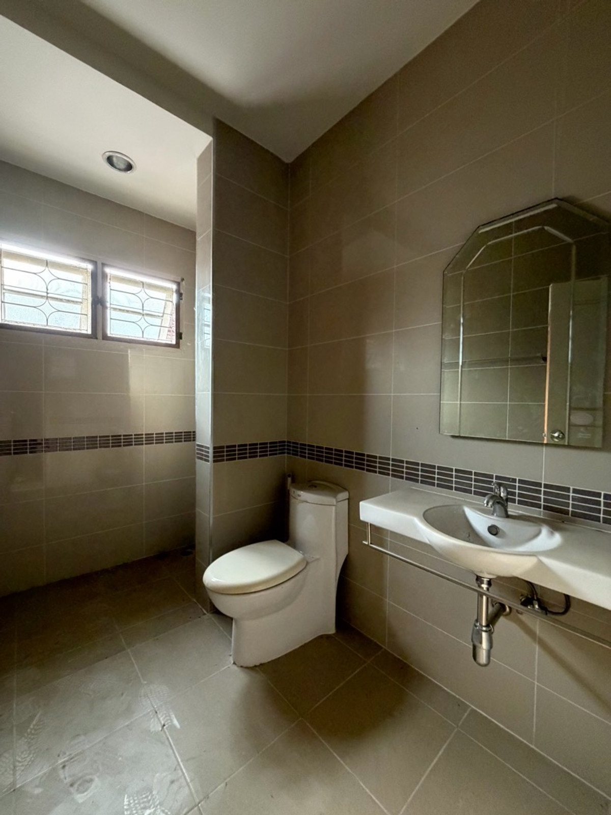 For SaleHouseSamut Prakan,Samrong : Ladawan Srinakarin Large detached house for sale The entrance is next to the main road. Next to the entrance and exit of Sri Dan Station.