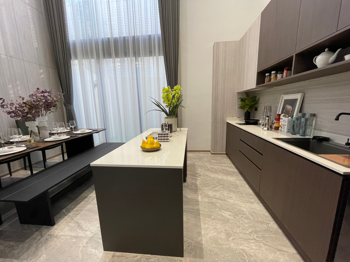 ขายทาวน์โฮมลาดพร้าว101 แฮปปี้แลนด์ : ขาย THER ลาดพร้าว 93 ทาวน์โฮม Luxury 3.5 ชั้น ใกล้รถไฟฟ้าเพียง 650 ม. โดดเด่น ฟังก์ชันครบ พร้อม Double Volume สูงโปร่ง และส่วนกลางระดับโรงแรม 5 ดาว