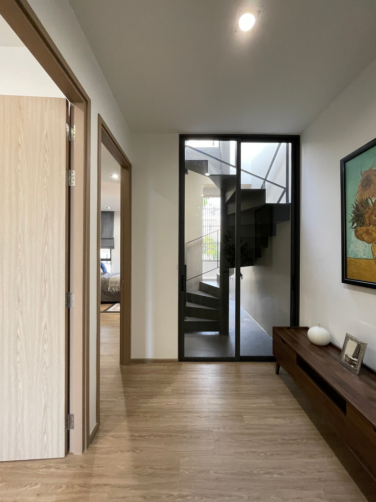 ขายทาวน์โฮมลาดพร้าว101 แฮปปี้แลนด์ : ขาย THER ลาดพร้าว 93 ทาวน์โฮม Luxury 3.5 ชั้น ใกล้รถไฟฟ้าเพียง 650 ม. โดดเด่น ฟังก์ชันครบ พร้อม Double Volume สูงโปร่ง และส่วนกลางระดับโรงแรม 5 ดาว