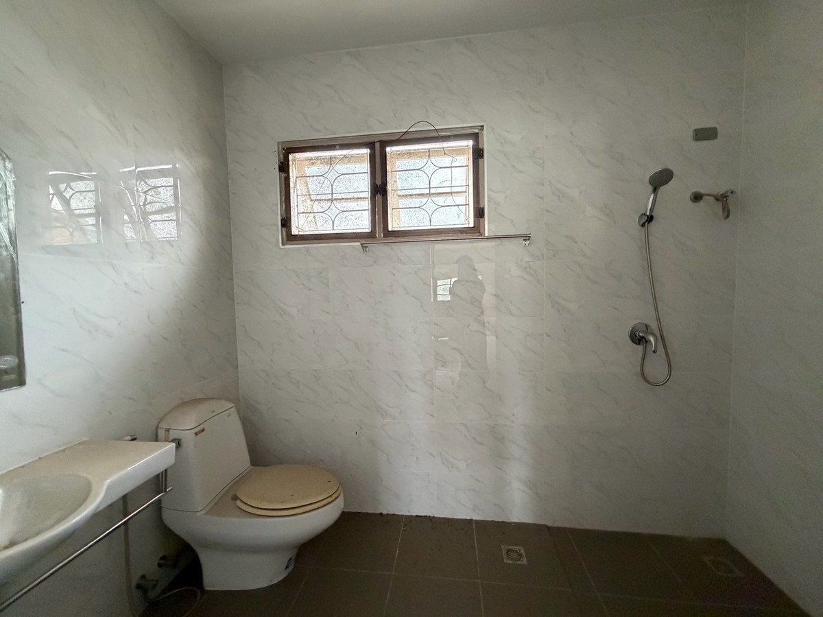 For SaleHouseSamut Prakan,Samrong : Ladawan Srinakarin Large detached house for sale The entrance is next to the main road. Next to the entrance and exit of Sri Dan Station.