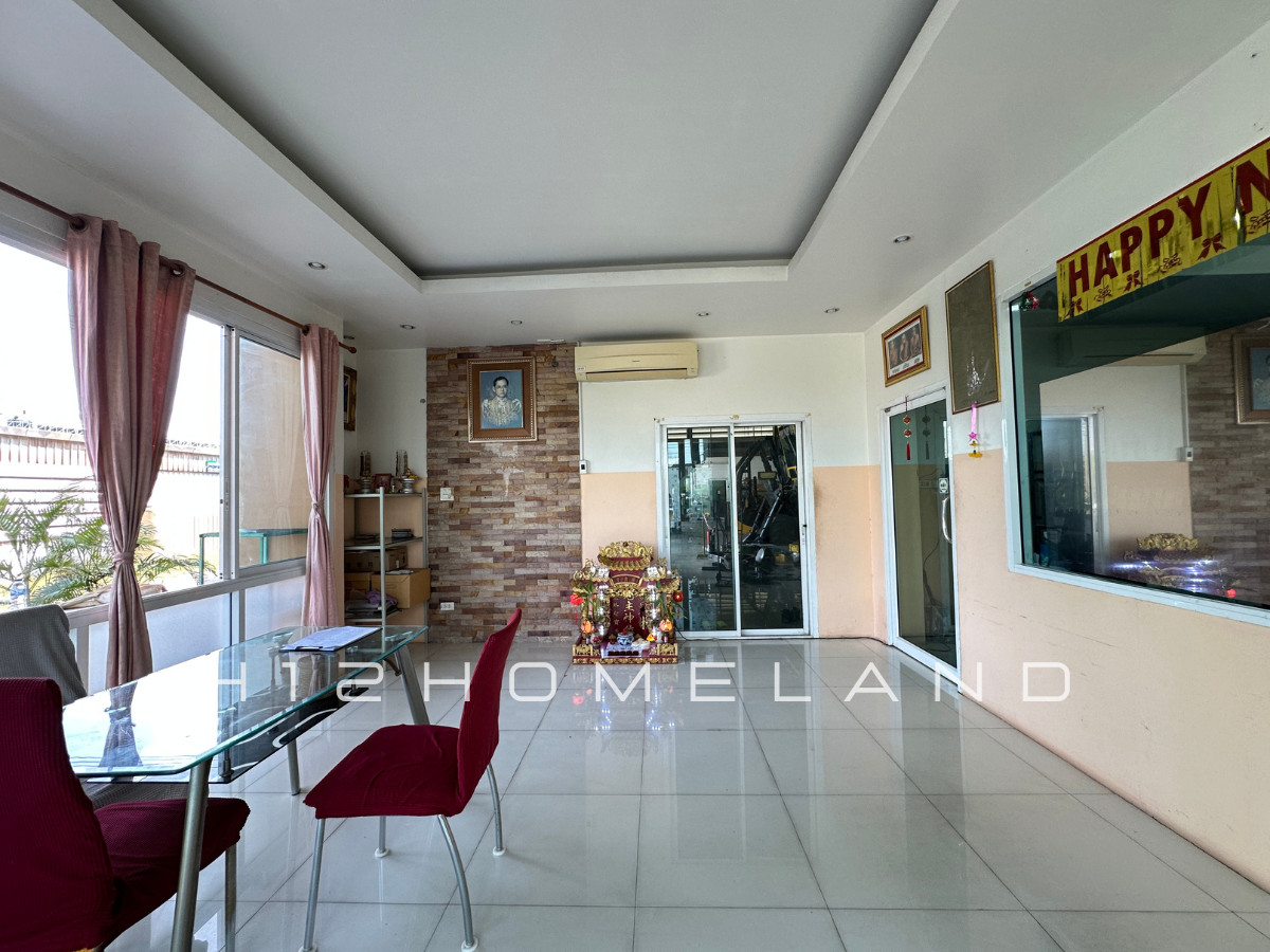 For SaleFactorySamut Prakan,Samrong : Warehouse-factory for sale, 1,500 sq m, area 1-3-49 rai, next to the road on 3 sides, purple layout, water and electricity ready. Large vehicles can enter Bang Sao Thong, Samut Prakan.