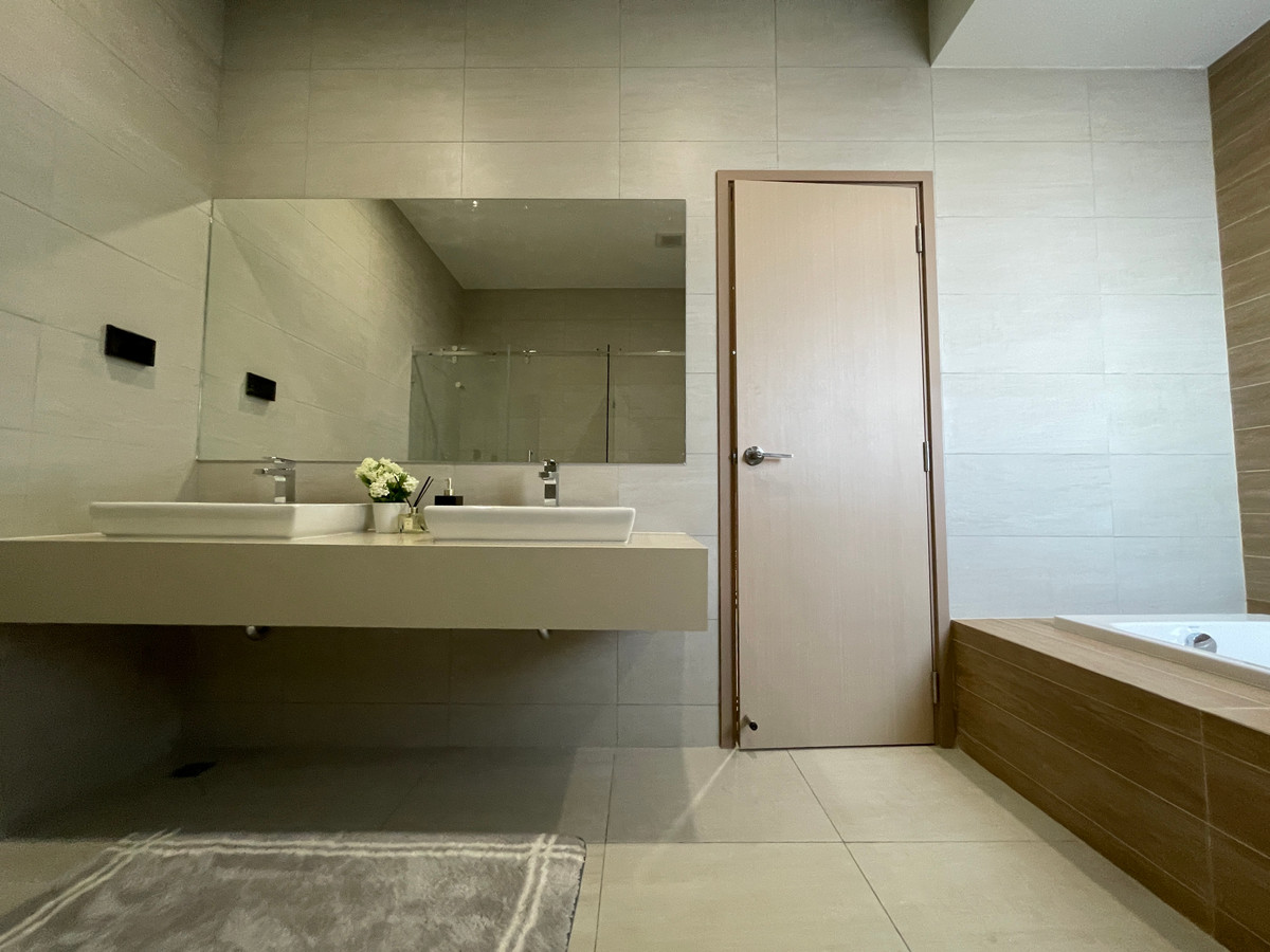 ขายทาวน์โฮมลาดพร้าว101 แฮปปี้แลนด์ : ขาย THER ลาดพร้าว 93 ทาวน์โฮม Luxury 3.5 ชั้น ใกล้รถไฟฟ้าเพียง 650 ม. โดดเด่น ฟังก์ชันครบ พร้อม Double Volume สูงโปร่ง และส่วนกลางระดับโรงแรม 5 ดาว